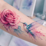 tatouage aquarelle rose colibri sur avant-bras