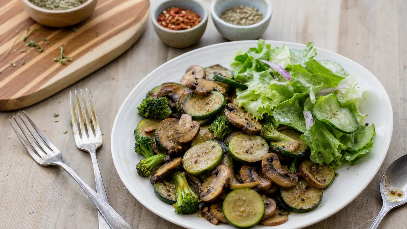 Meilleur legume pour maigrir : courgettes poêlées, champignons et laitue.